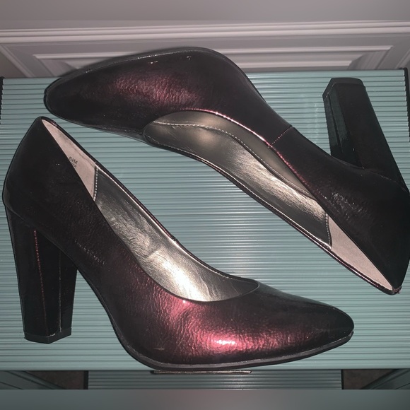 Pretty wine color heels by Bandolino. Size 6.5 - Picture 2 of 7